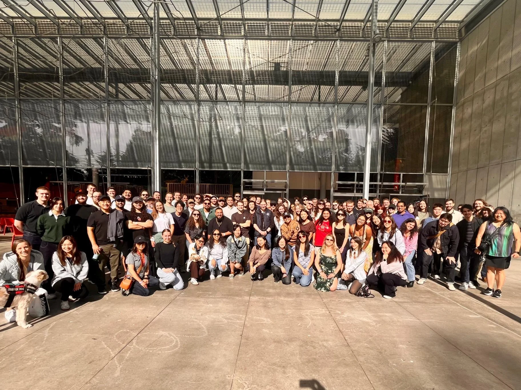 Notabilityチーム全員がガラス張りの建物の外に集まった社内イベントでの様子